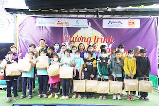 Hơn 9,6 tỷ đồng thực phẩm hỗ trợ cho cộng đồng từ Mondelez Kinh Đô