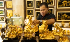 Mèo dát vàng 24k hút khách trước Tết Quý Mão 2023