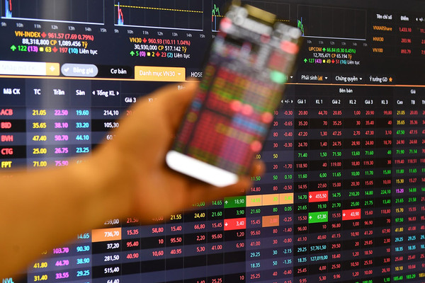 VN-Index vượt 1.000 điểm, tỷ phú Phạm Nhật Vượng có thêm tỷ USD