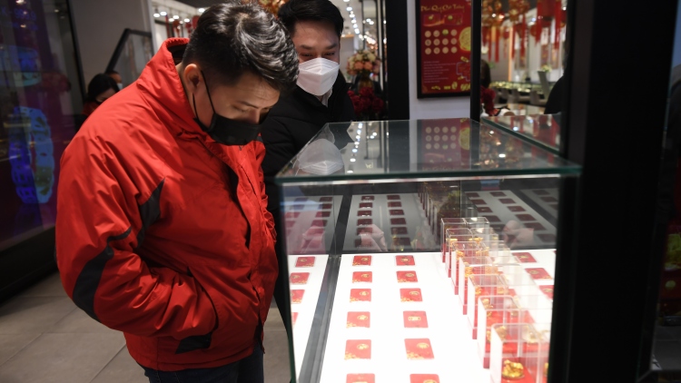 Giá vàng SJC tăng trong khi vàng thế giới giảm nhẹ