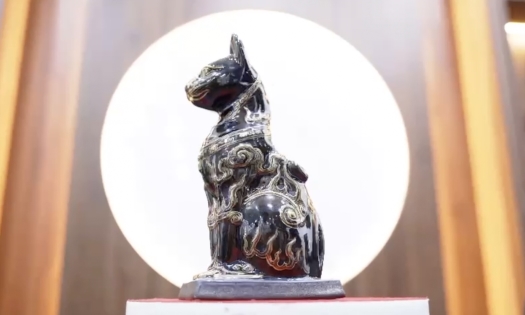 Quà Tết độc lạ: Kỳ linh đính đá quý, trổ vàng 24k giá hàng chục triệu đồng