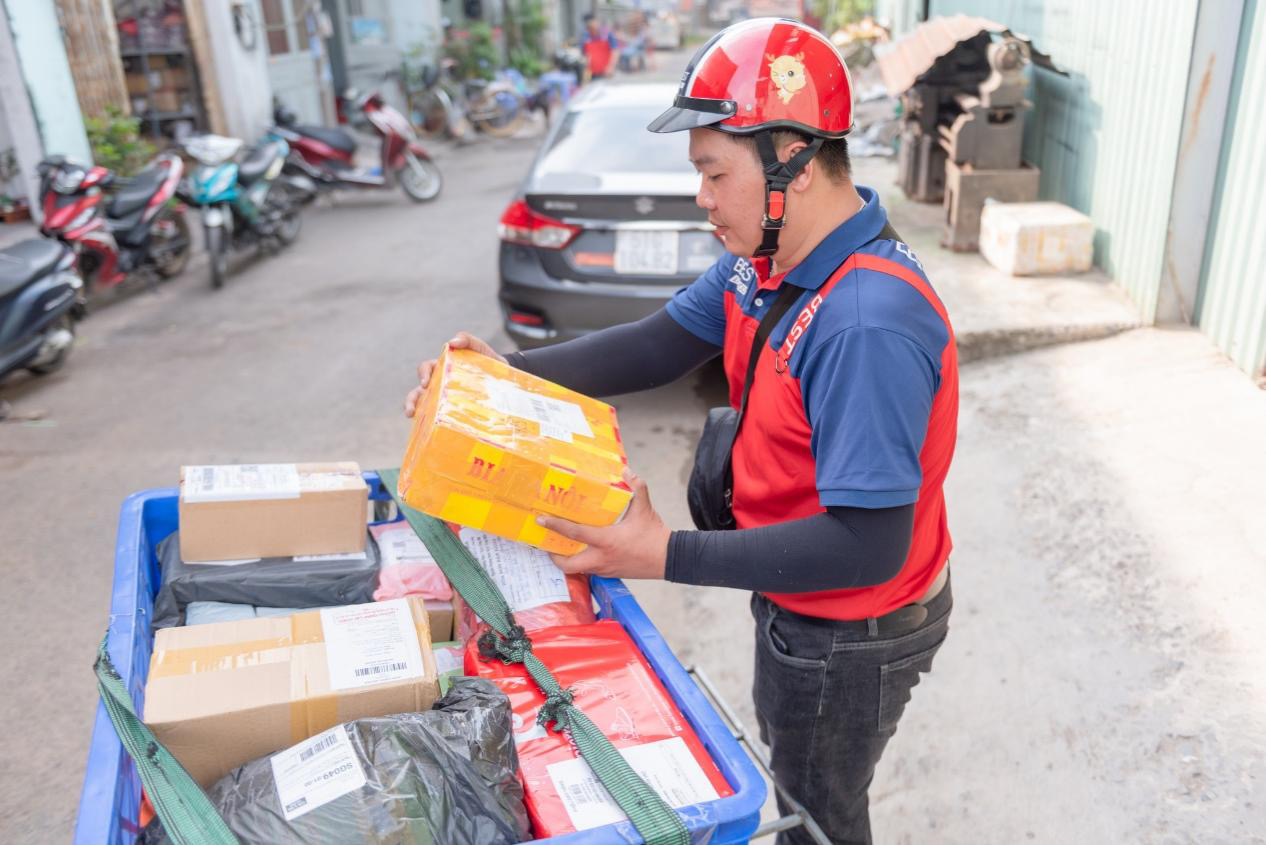 Shipper BEST Express tất bật phục vụ khách ngày giáp Tết