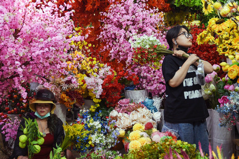 Sắc màu ở phố bán đồ Tết lớn nhất TP.HCM