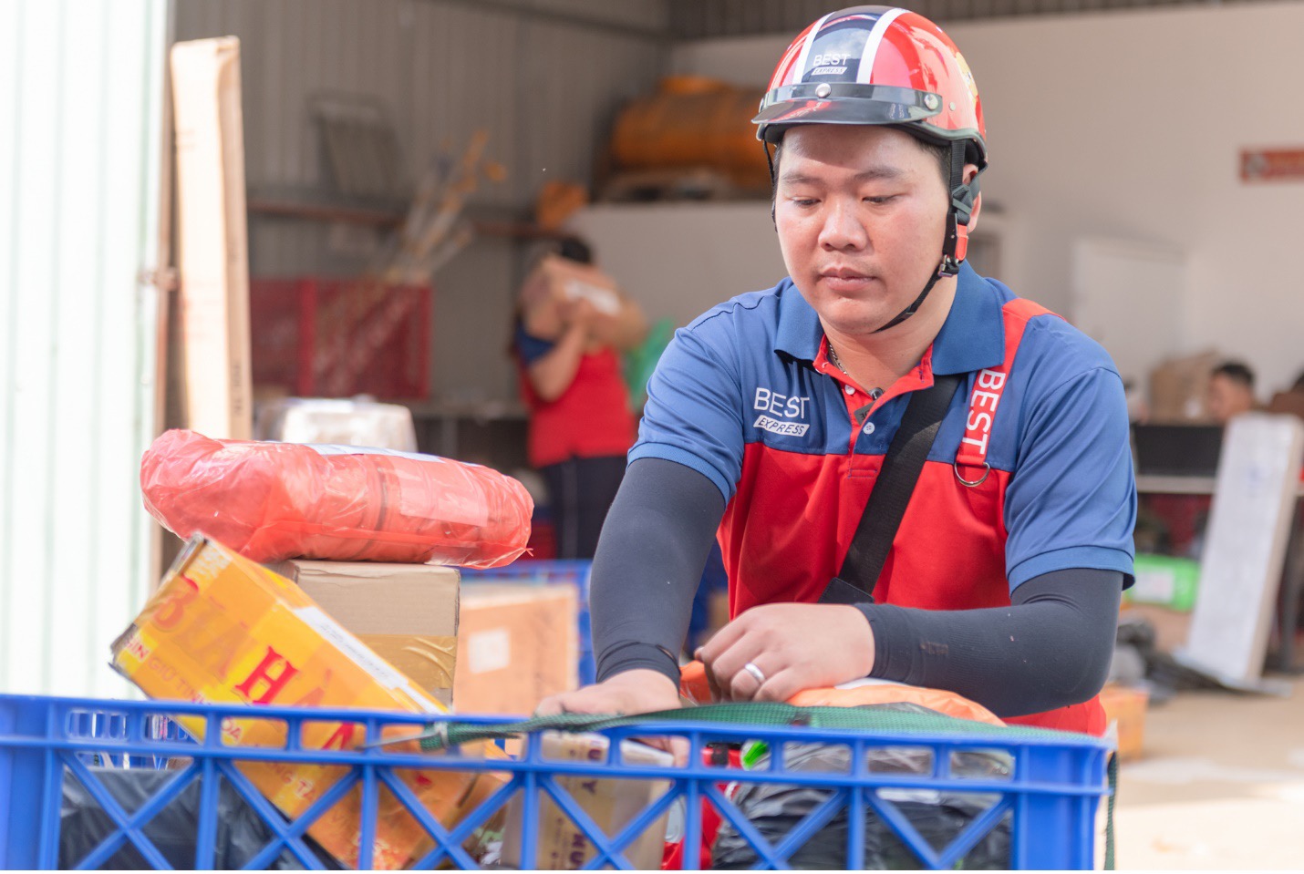 Bưu cục BEST Express tăng ca để kịp giao hàng trước Tết