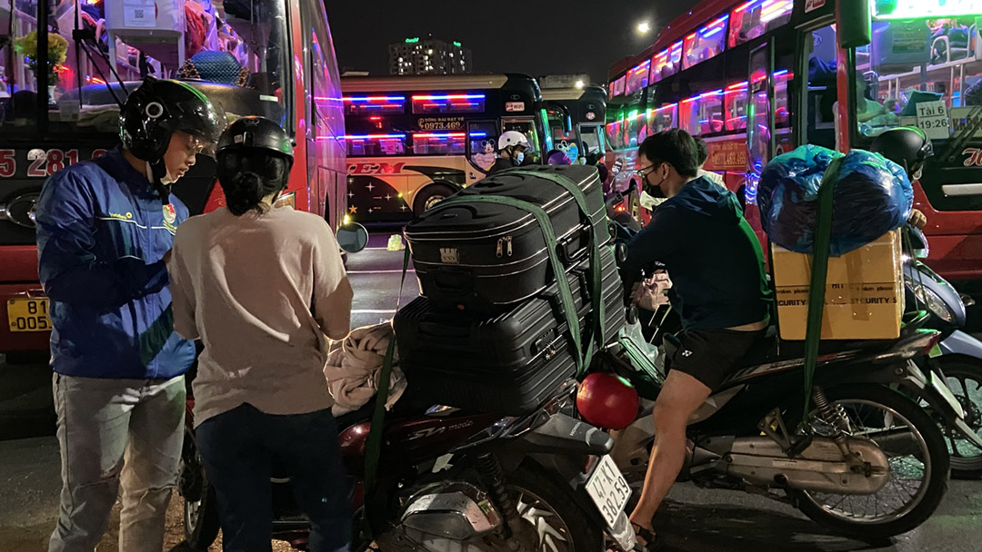 Người dân bắt đầu rời TPHCM, đón xe về quê ăn Tết