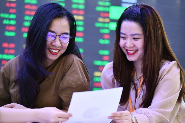 Phiên đầu năm Quý Mão: Nhóm cổ phiếu của tỷ phú Phạm Nhật Vượng tăng, VN-Index khởi sắc