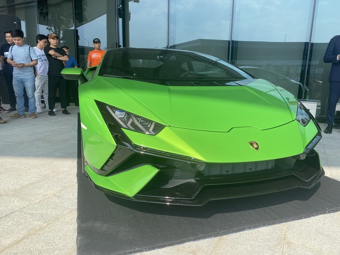 Xe siêu sang ồ ạt đổ về Việt Nam