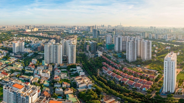 Vì sao giá chung cư trung, cao cấp không giảm ngay cả trong thời kỳ trầm lắng nhất?