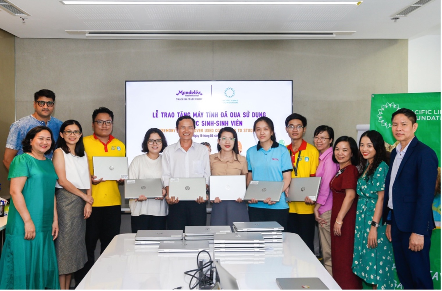 Mondelez Kinh Đô trao tặng máy tính đã qua sử dụng cho học sinh, sinh viên khó khăn