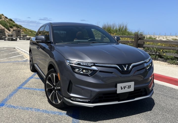 Khách Mỹ lái thử xe VinFast VF 8: 'Chiếc xe sáng tạo chưa từng có từ Việt Nam'