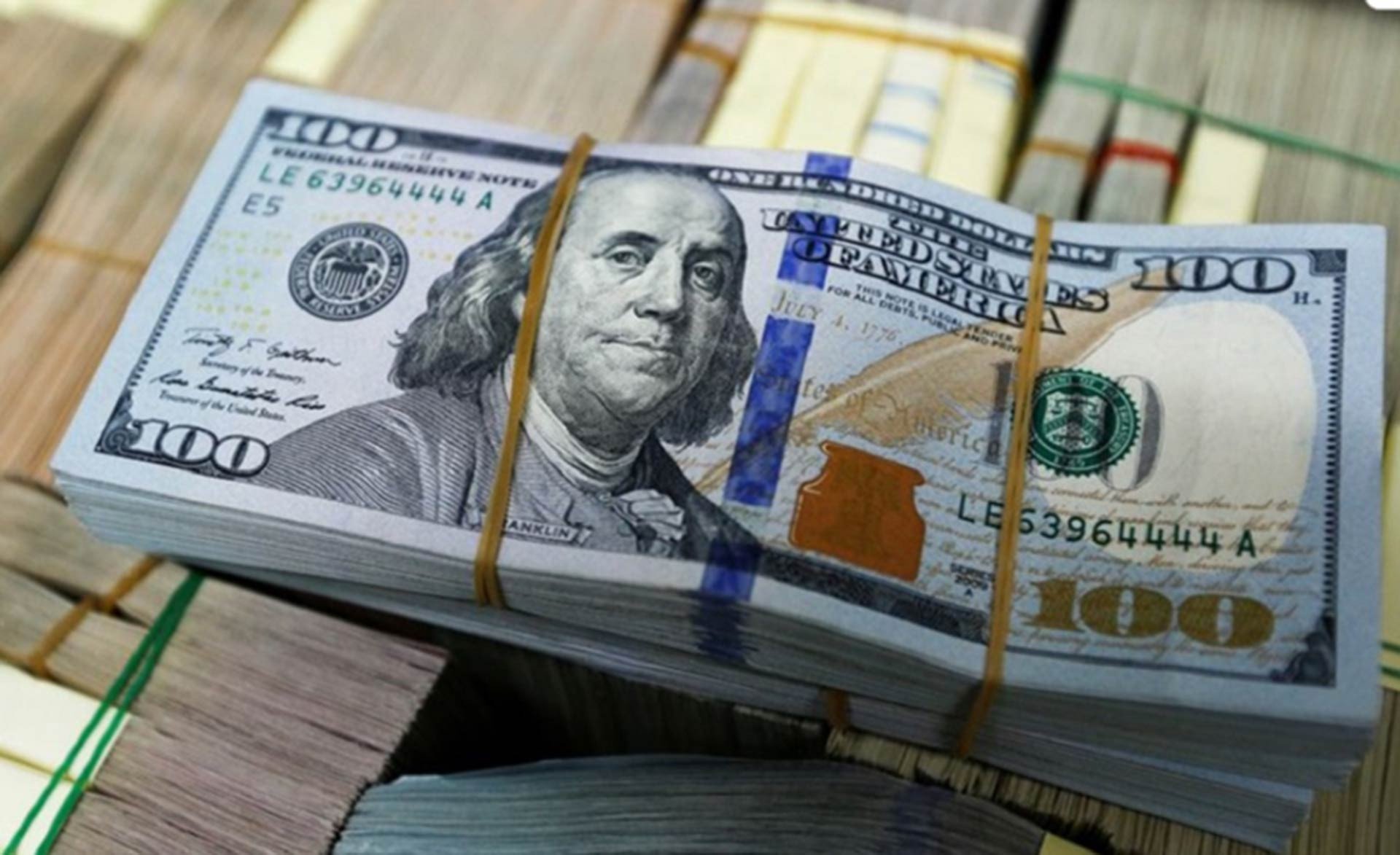 Bản tin tài chính sáng 21/8: Giá vàng và dầu có xu hướng giảm, USD đi lên