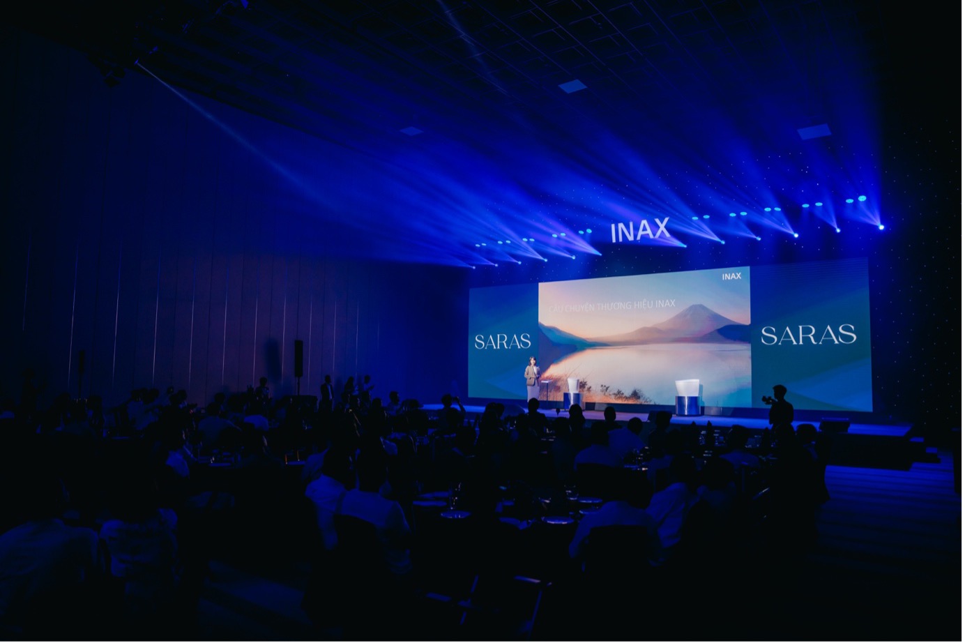 Bàn cầu thông minh đến từ thương hiệu INAX được đánh giá cao bởi công nghệ tiên tiến và độ kháng khuẩn lên đến 99,9%