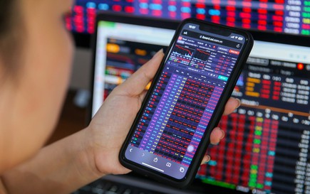 Nhận định chứng khoán 8-9: Tiền còn chảy mạnh vào cổ phiếu