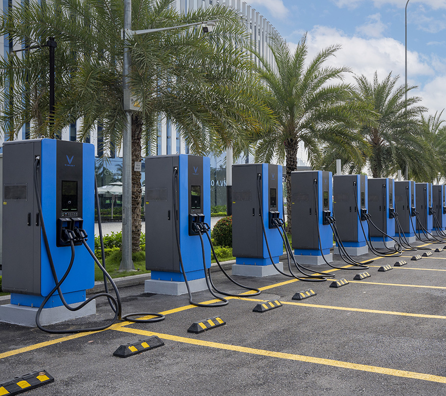 Việt Nam đang đi đầu về phủ hạ tầng trạm sạc cho xe điện