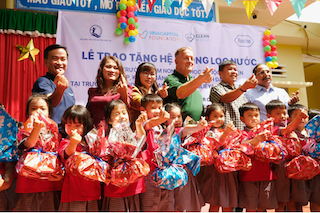 Roche Việt Nam và VinaCapital Foundation chung tay mang nước sạch đến với trẻ em tại tỉnh Đắk Lắk