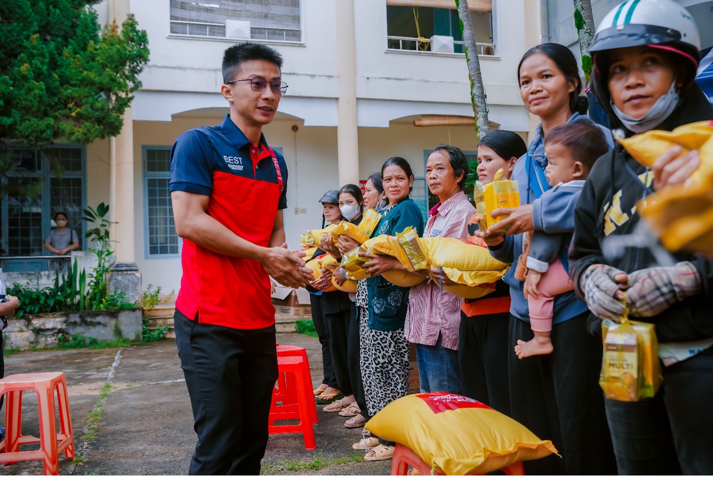 Bưu cục Tây Nguyên hỗ trợ 300 trẻ khó khăn tại địa phương