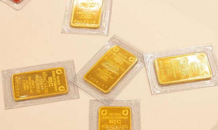 Giá vàng hôm nay 26/11: Giảm sốc gần 100 USD/ounce, vàng mất mốc 2.700 USD