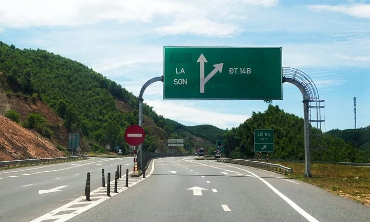 Từ 4/4, ô tô khách trên 30 chỗ, xe tải nặng không vào cao tốc Cam Lộ - La Sơn