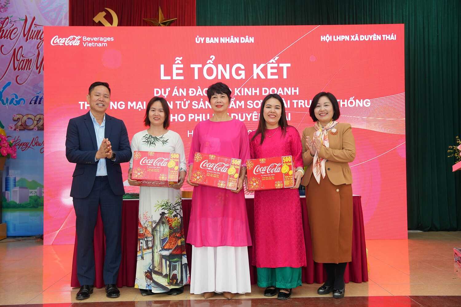 Thông qua dự án EKOART, Công ty Coca-Cola Việt Nam đưa thương mại điện tử đến với làng nghề sơn mài Hạ Thái