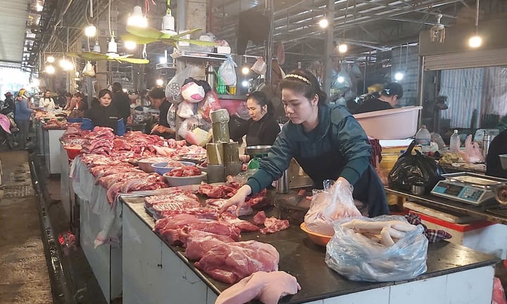 Giá thịt heo tăng cao, tiểu thương than ế