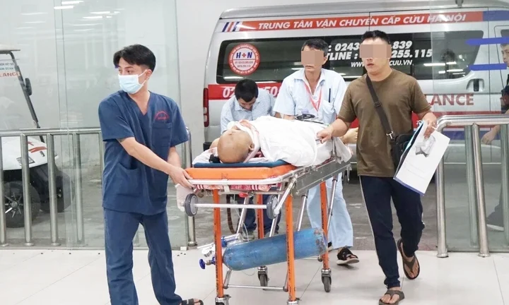 Áo blouse trắng giữa vòng xoáy bạo lực