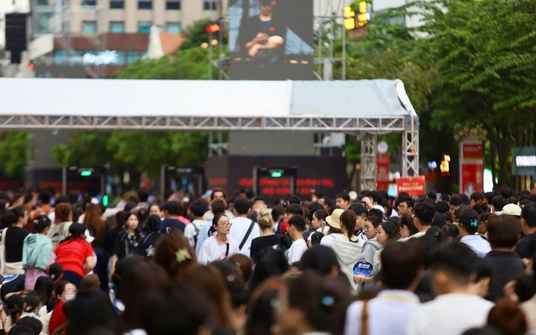 Phố đi bộ Nguyễn Huệ “nóng” lên từng phút, dòng người thi nhau đổ về