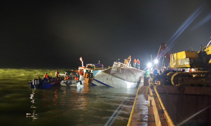Lật tàu du lịch ở Quảng Ninh, 35 người chết: Vì sao không dùng trực thăng cứu hộ?