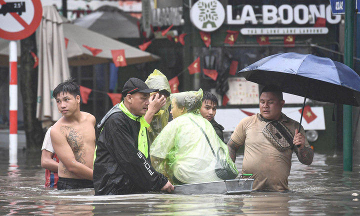 Khu biệt thự 'nhà giàu' ngập gần 1 m, dân chèo thuyền đi lại trên phố
