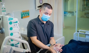 Chồng chia đôi lá gan cứu vợ