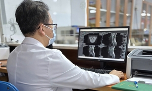 Liệt tứ chi vì 'thú vui' bóng cười