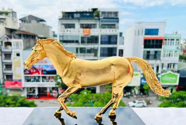 Khách chịu chi hàng chục triệu mua tượng ngựa mạ vàng ánh kim đón Tết Bính Ngọ