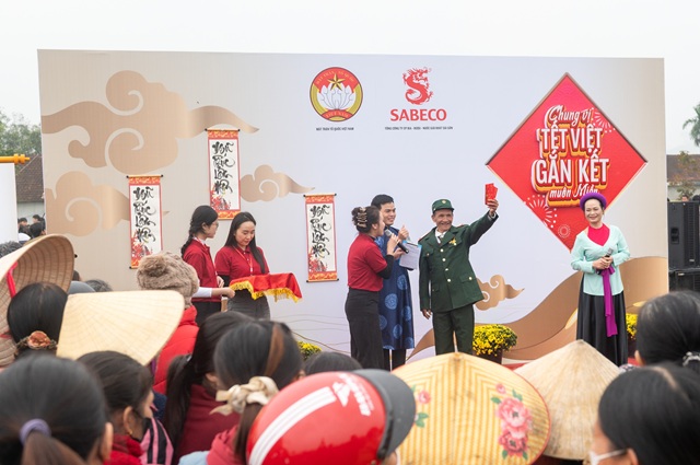 Người dân Nghệ An tham gia trải nghiệm văn hóa Tết tại “ Chung vị Tết Việt, gắn kết muôn miền”