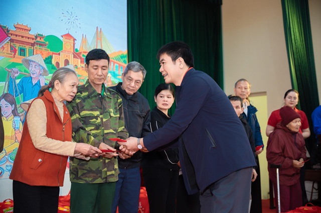 SABECO cùng Ủy ban Mặt trận Tổ quốc Việt Nam trao tặng 300 phần quà “Chung vị Tết Việt” cho người dân tỉnh Ninh Bình