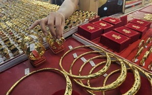 Giá vàng hôm nay 9-3: Vàng lao dốc, dầu vượt 100 USD/thùng