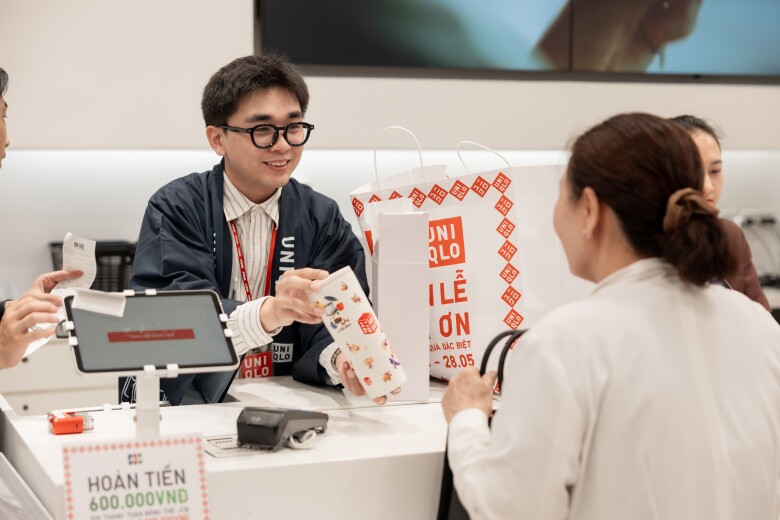 Hàng ngàn khách hàng đổ bộ cửa hàng UNIQLO trong ngày đầu tiên của Tuần Lễ Cảm Ơn