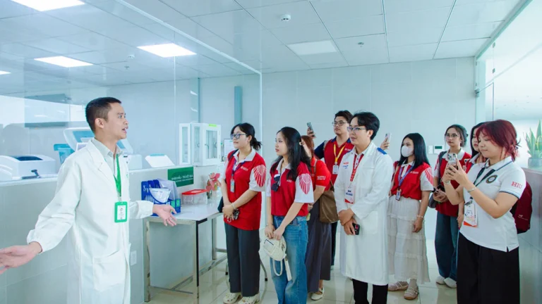 Sinh viên trải nghiệm bệnh viện để hiểu hơn về ngành học