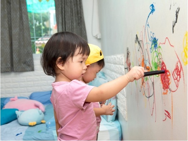 Con vui vẽ sắc màu, tường sạch có mẹ lo