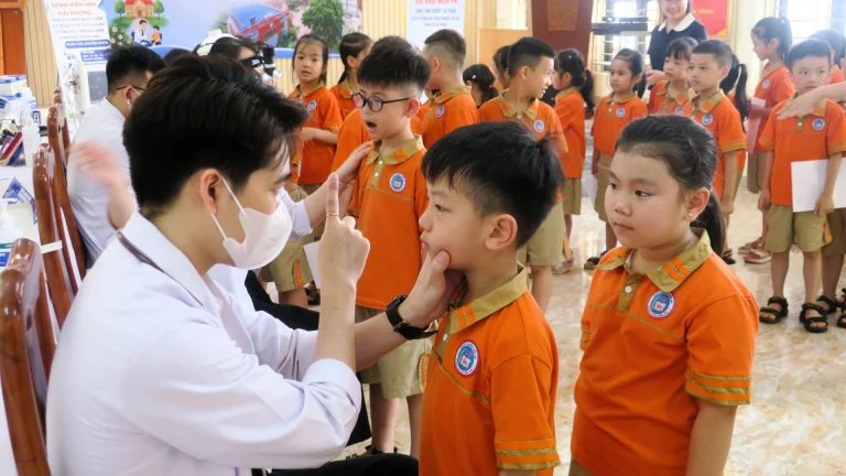 Chương trình sức khỏe học đường, y tế trường học gắn với y tế cơ sở