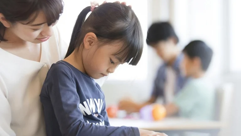 “Con nhà người ta” và cái bẫy so sánh khiến trẻ ngày càng tự ti