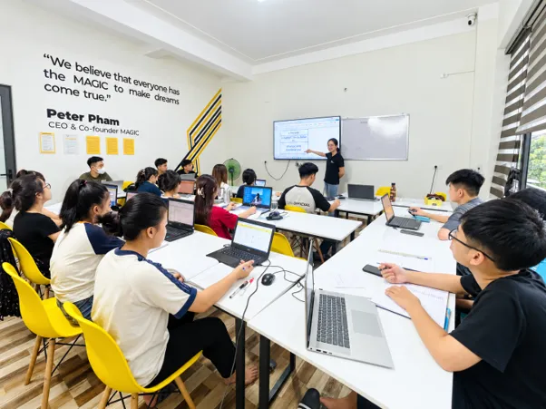 Khi AI trở thành kỹ năng phổ thông, điều gì tạo lợi thế cho sinh viên?