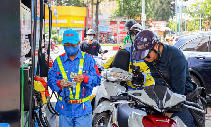 Giá xăng tiếp tục giảm mạnh, giá dầu tăng